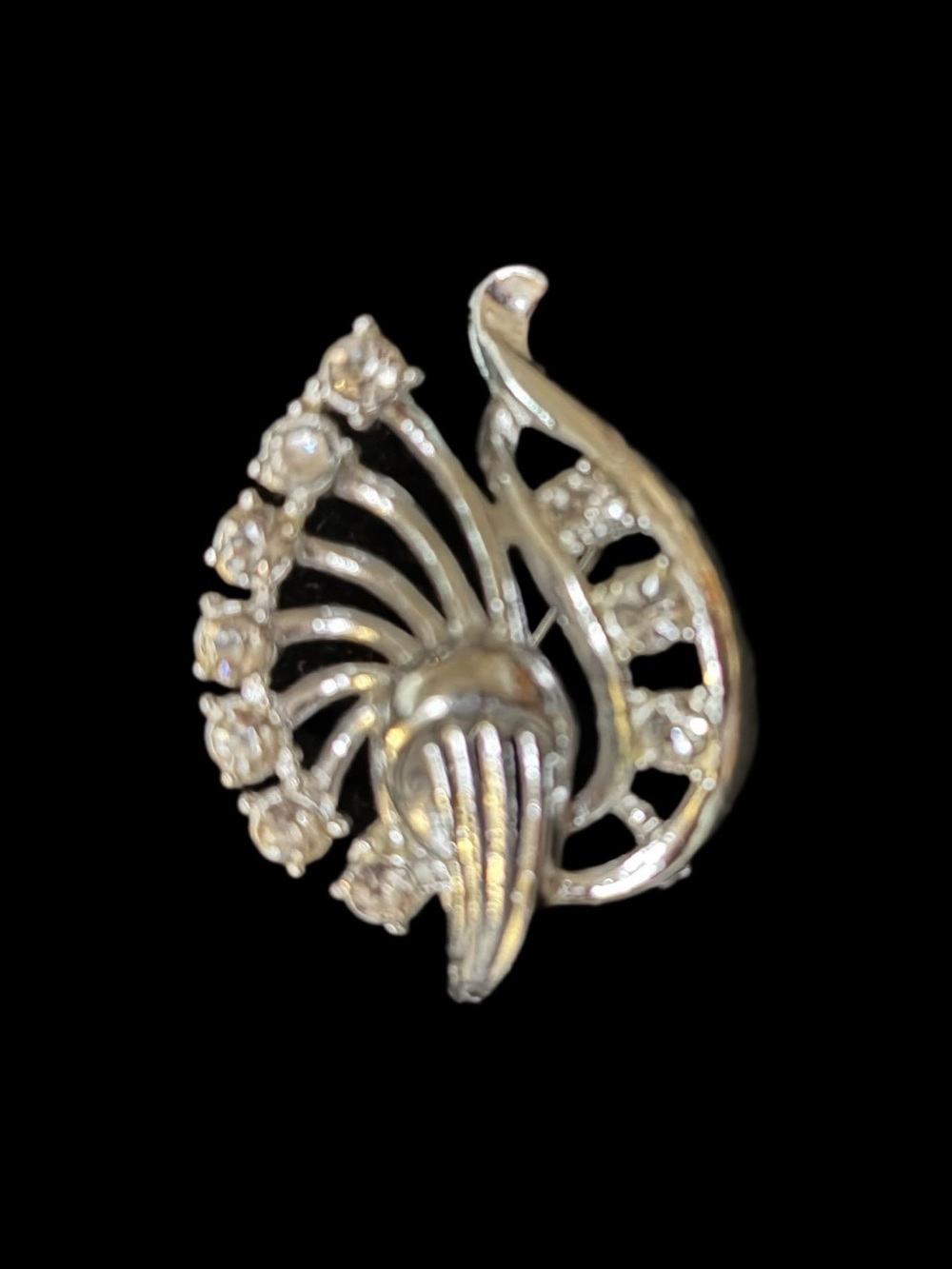 Vintage EUC Silver-Tone
Crystal Brooch @2”